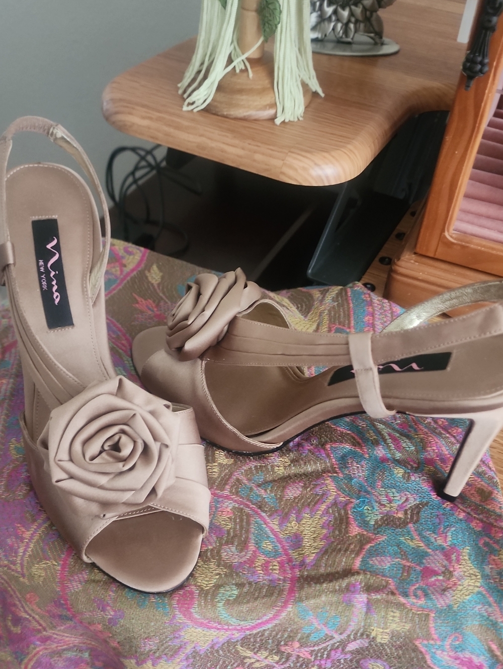 Nina NWOT Taupe Floral Satin Peep-Toe Heels